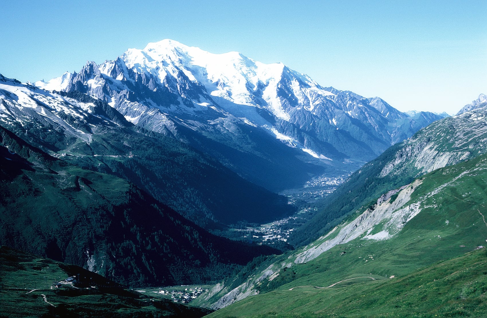 Vista del Mont Blanc con el valle de Chamonix (Wikipedia)