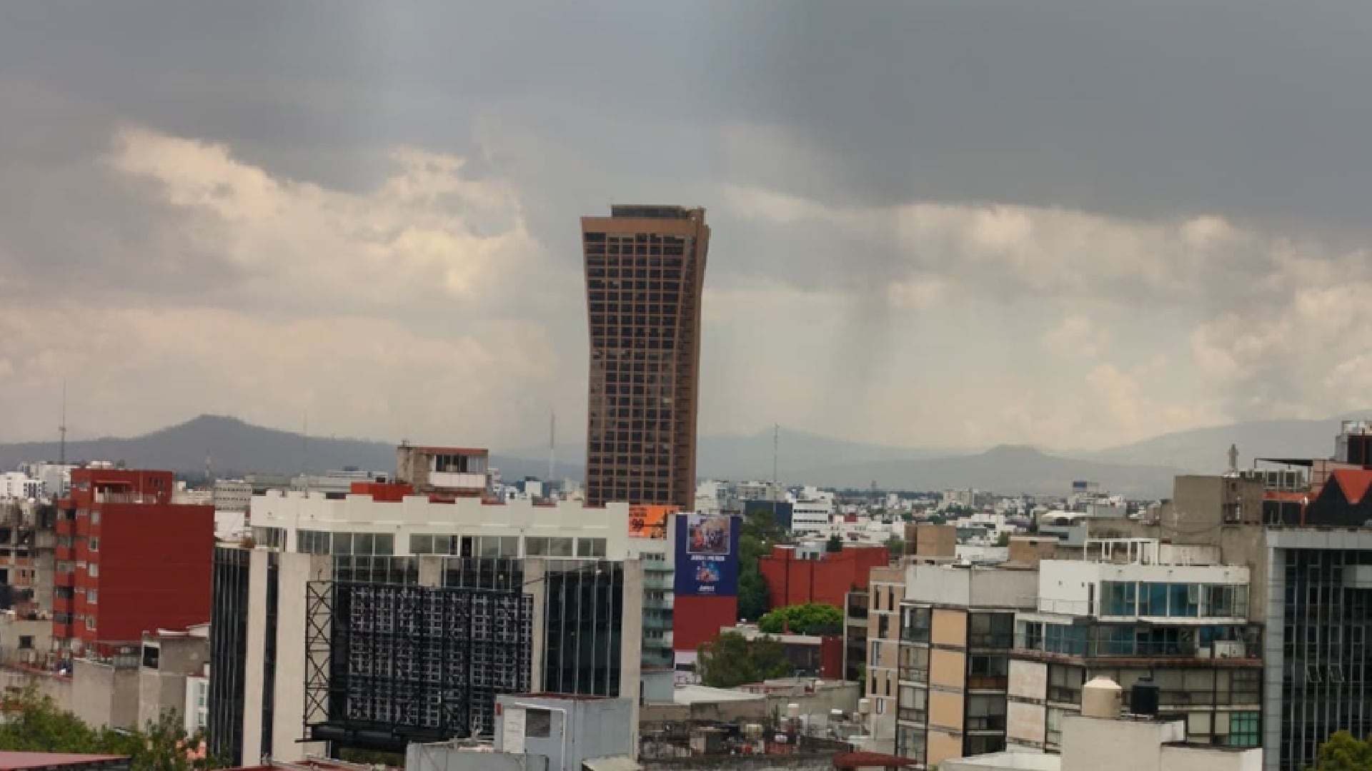 El clima estará marcado por contrastes entre lluvias, calor extremo y fuertes vientos. (Foto: Jorge Contreras/Infobae México)