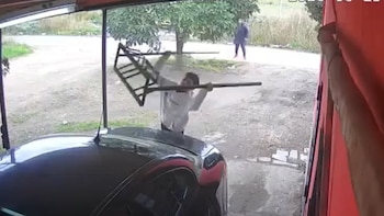 La Plata: un hombre denunció que su ex cuñada y su hijo de 15 años lo atacaron con piedras y le rompieron el auto