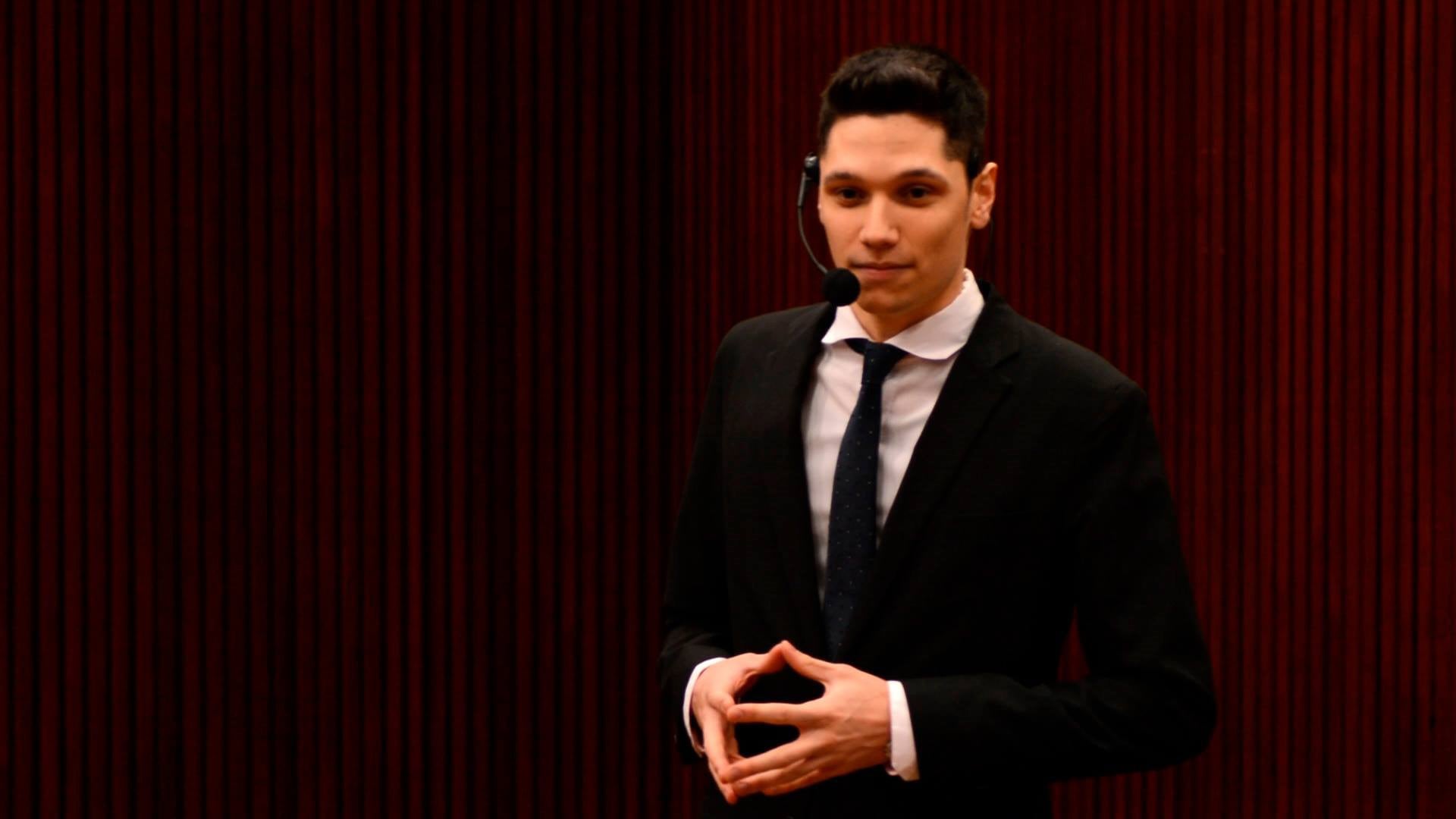 Agustín Canolik a los 20 en uno de sus shows de mentalismo