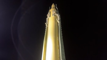 El régimen de Irán exhibió misiles balísticos mientras se informa de una extensión del alto el fuego