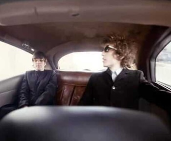 John Lennon y Bob Dylan en el interior de una limusina en 1966.