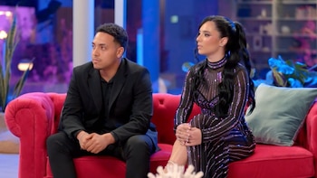 Gilbert junto a Mari, en