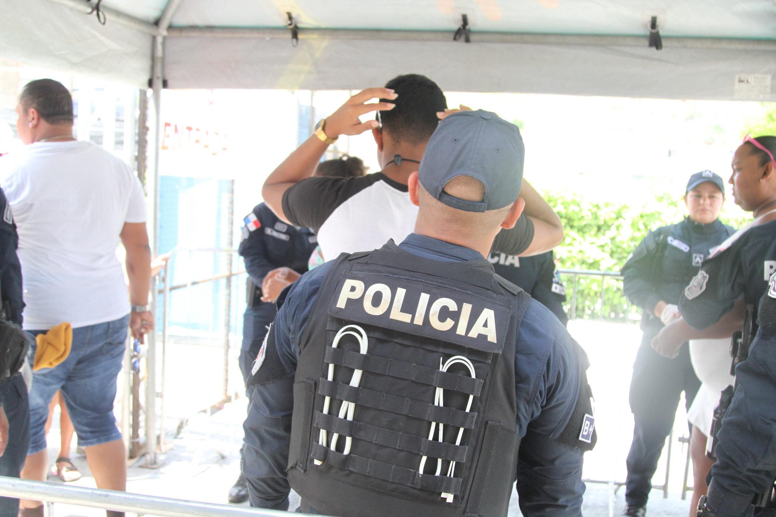 Antes de ingresar a las zonas habilitadas para la celebración del carnaval, agentes de la Policía Nacional realizan revisiones preventivas a los asistentes para impedir el ingreso de armas u objetos peligrosos. Cortesía