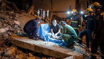 Cirugía en medio de los escombros del terremoto en Cali permitió rescatar a una mujer con vida: “Tenía un aplastamiento”