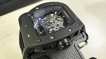 Una exclusiva marca suiza de relojes de lujo fue falsificada: incautan piezas valuadas en USD 2,6 millones si fueran auténticas