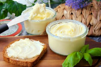 Hacer mantequilla casera tiene varios