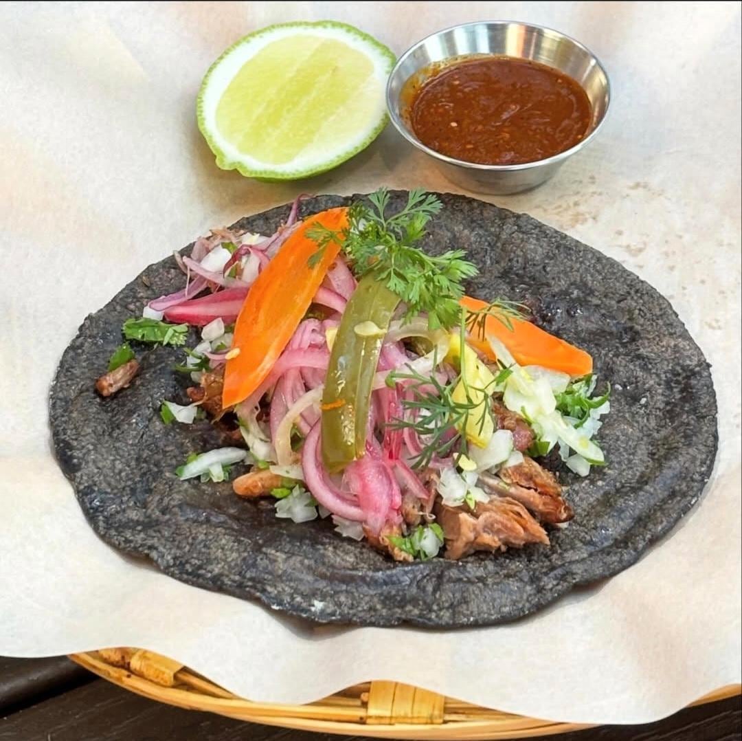 Komal Molino se ha convertido en un espacio de encuentro para la comunidad migrante, ofreciendo recetas que evocan la identidad y los recuerdos de la tierra natal (@PincheFatima_ en Instagram)