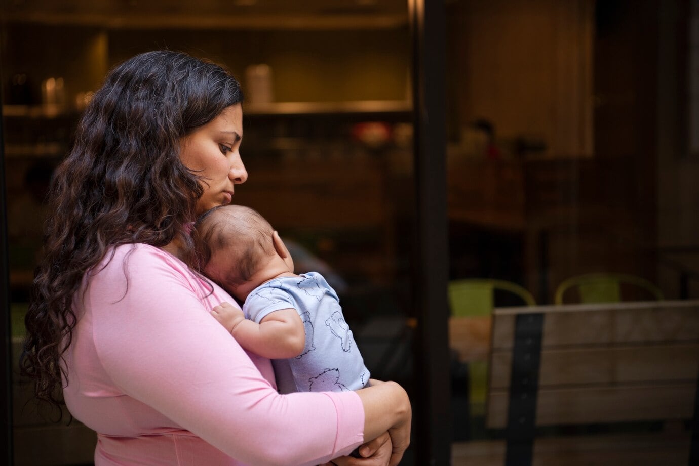 El razonamiento emocional lleva a tomar como verdad una preocupación sobre el bebé, incluso cuando el pediatra ya indicó que todo está dentro de lo normal (Freepik)