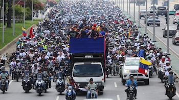 Transportistas chavistas salen en caravana