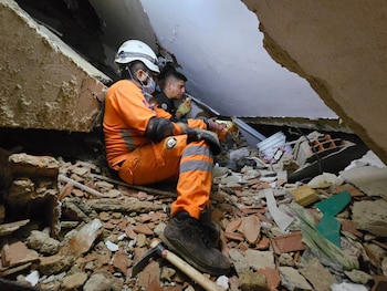 USAR El Salvador localizó a Nayaris Colmenares en el sexto piso de la estructura colapsada en La Guaira.(Cortesía: Nayib Bukele)
