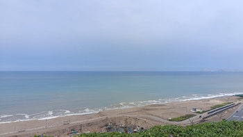 Mar turquesa de la Costa Verde alerta sobre el impacto de El Niño en el ecosistema peruano