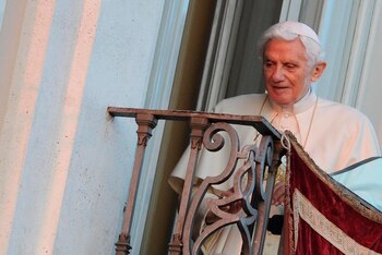 Benedicto XVI en el balcón