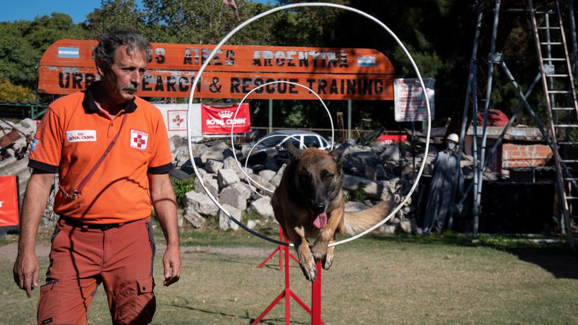 ACECC lleva 30 años entrenando perros para salvar vidas y amplió sus instalaciones con apoyo internacional