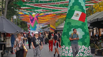 El colectivo Cielo Tejido empleó más de mil 400 kilómetros de hilo y armó 5 mil 600 hexágonos para una obra de mil 870 metros cuadrados, con una serpiente azteca como diseño central. (Foto: Cuartoscuro/ Fernando Carranza García)