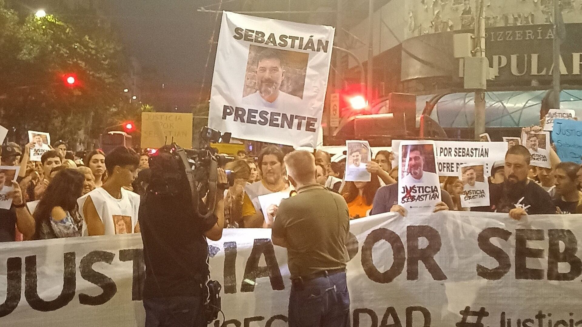 Una de las tantas marchas que se llevaron a cabo tras el asesinato del hombre de 45 años (Foto: X)