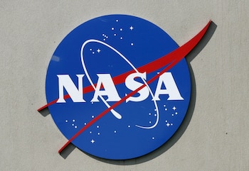 La idea de la llamada misión de Investigación de Corrientes Ascendentes Convectivas (INCUS, en inglés), es llegar a una mejor comprensión del clima extremo y sus impactos en las comunidades, subrayó la NASA. En la imagen un registro de archivo de un logo de la agencia espacial estadounidense NASA. EFE/Aaron M. Sprecher