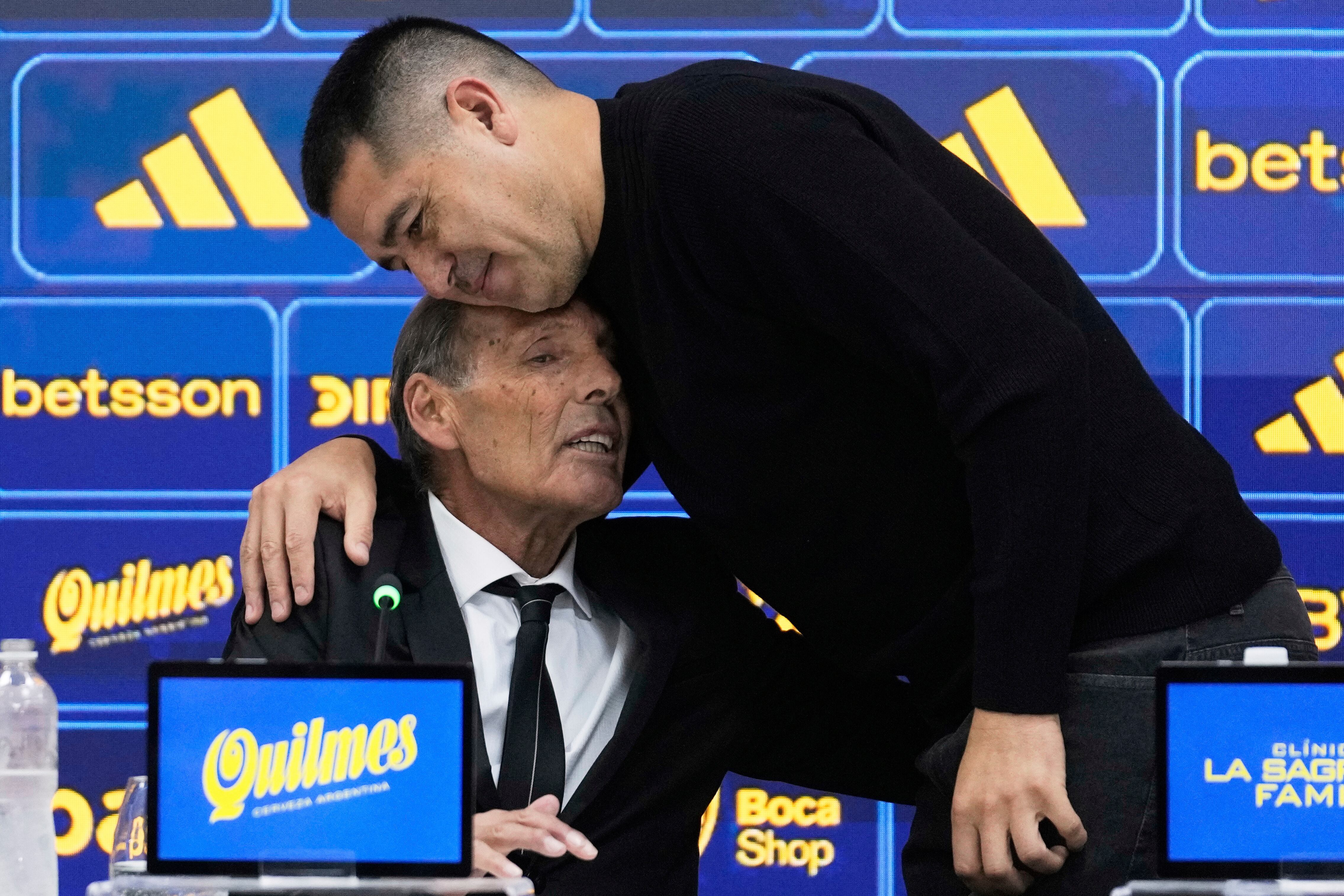 Russo y Riquelme durante la presentación del entrenador el pasado 2 de junio (AP Foto/Gustavo Garello)