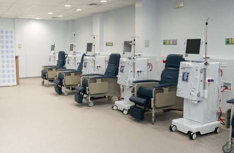 La desinfección completa de cada puesto individual integra los protocolos médicos aplicados en los nuevos centros de hemodiálisis que ya operan en el país. (Cortesía)