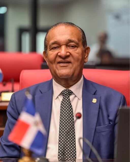 El senador Casimiro Antonio Marte Familia participa en una sesión del Senado de la República Dominicana desde su curul. (Senado de la República Dominicana)