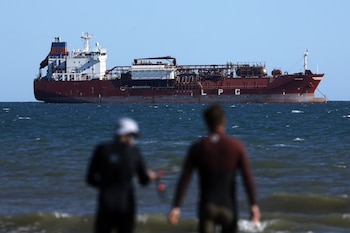 Fotografía de archivo de dos surferos frente a un barco petrolero en Fos-sur-Mer, en el sur de Francia
EFE/EPA/GUILLAUME HORCAJUELO