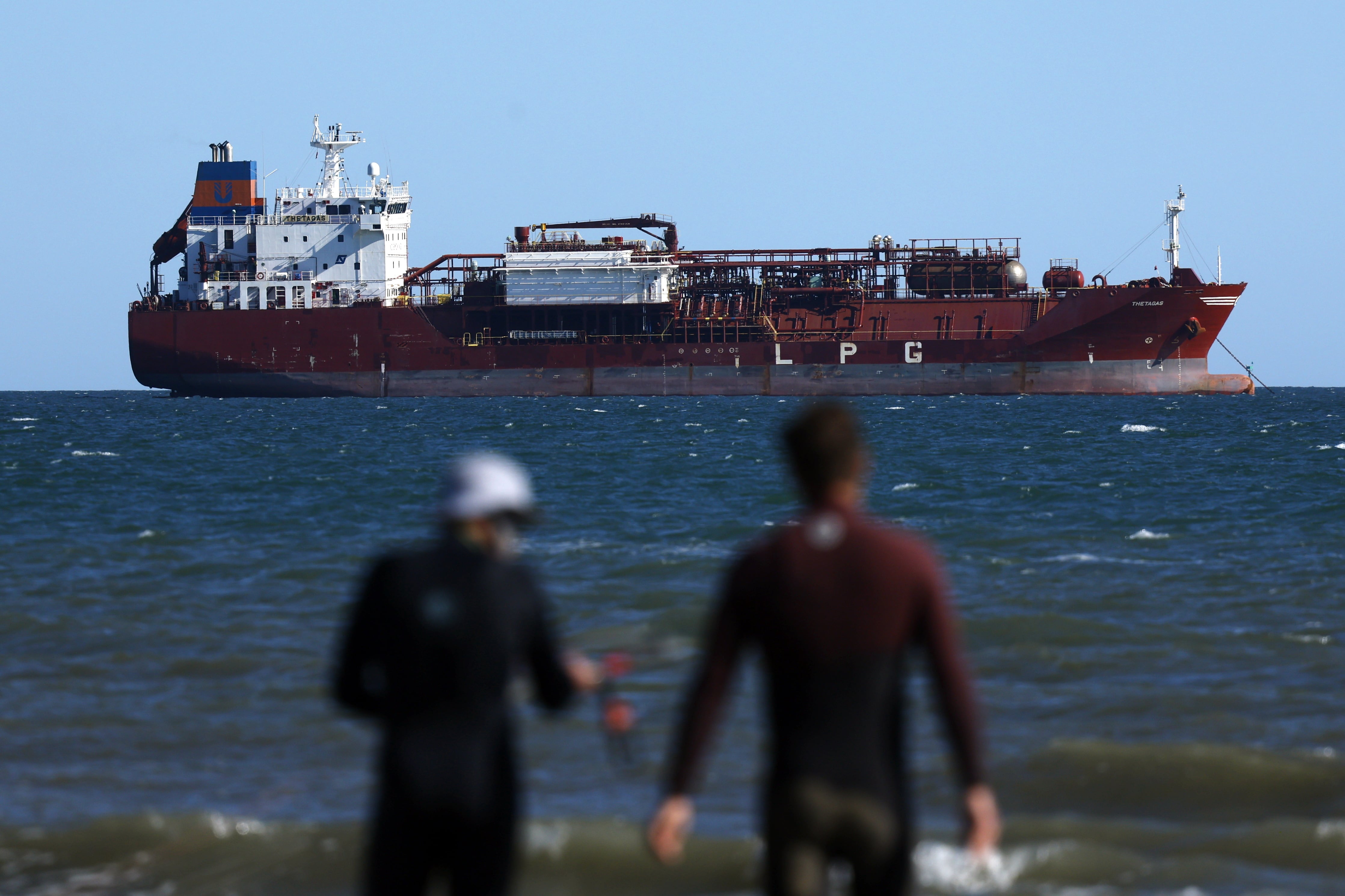 Fotografía de archivo de dos surferos frente a un barco petrolero en Fos-sur-Mer, en el sur de Francia
EFE/EPA/GUILLAUME HORCAJUELO