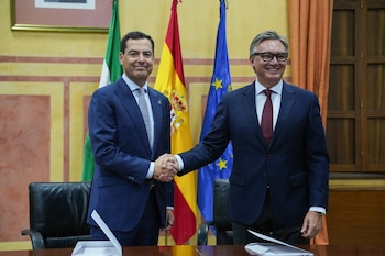 Juanma Moreno y Manuel Gavira suscriben el 'Acuerdo de Gobierno y Estabilidad para Andalucía’ (María José López / Europa Press)