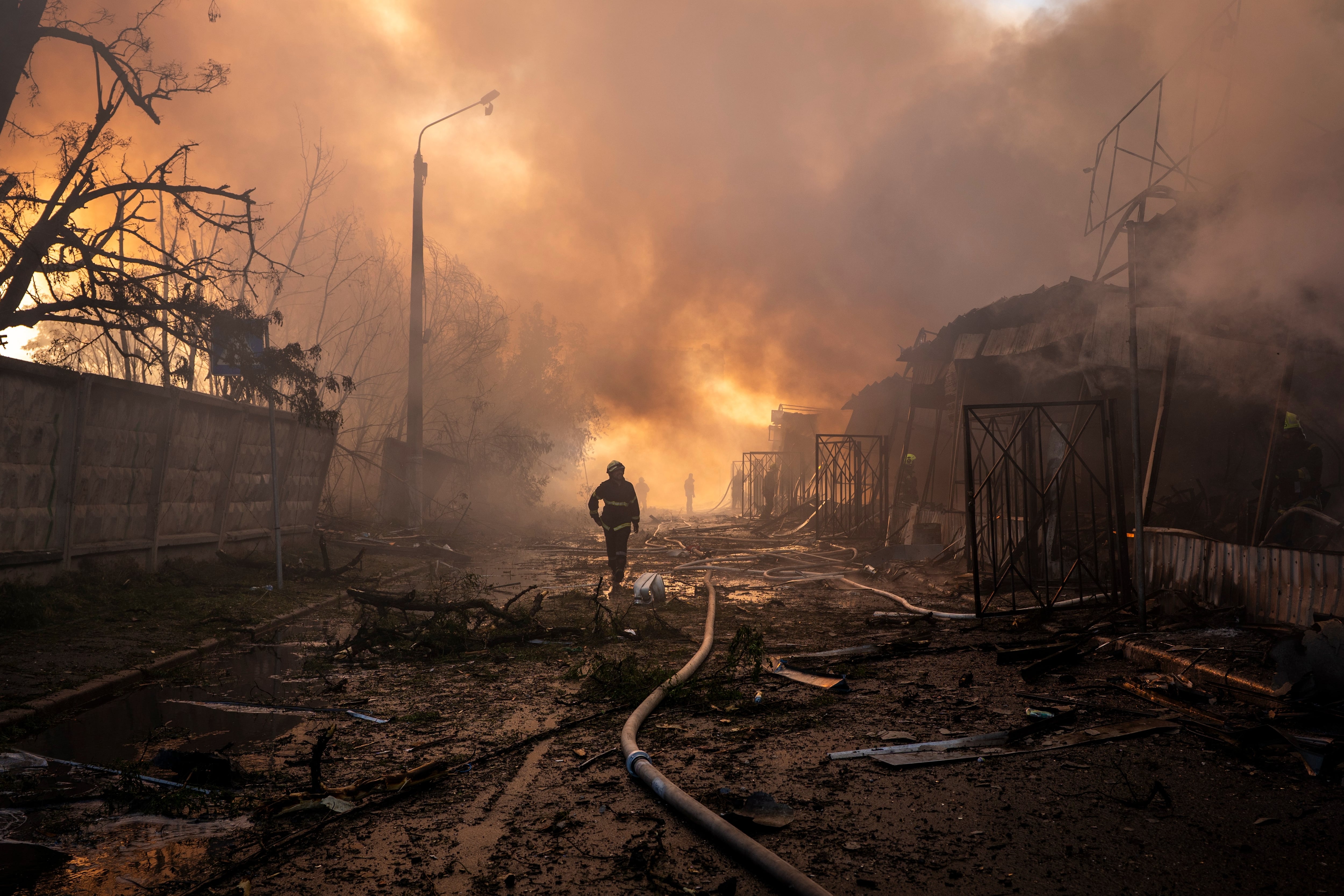 Bomberos trabajan para controlar el incendio en un mercado de Kiev alcanzado por misiles rusos. El presidente francés, Emmanuel Macron, condenó el bombardeo y afirmó que nada justifica