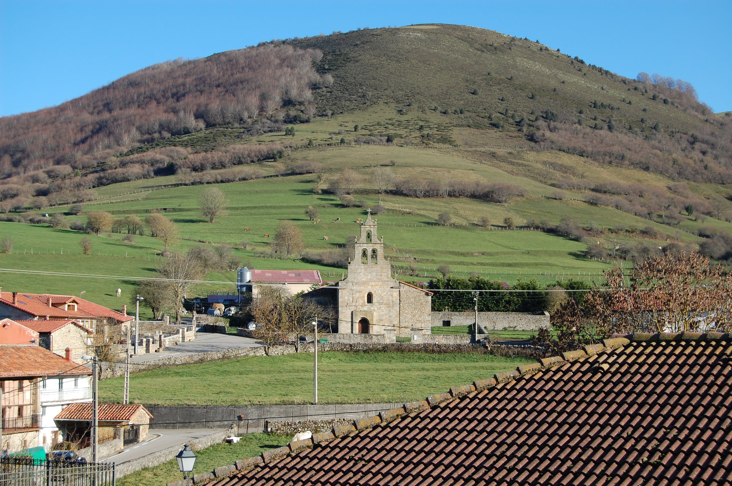 Imagen de la Iglesia de San Miguel de Aguayo, en Cantabria, municipio donde se ubicará el proyecto de almacenamiento Aguayo II. (Wikipedia)