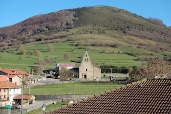 Imagen de la Iglesia de San Miguel de Aguayo, en Cantabria, municipio donde se ubicará el proyecto de almacenamiento Aguayo II. (Wikipedia)