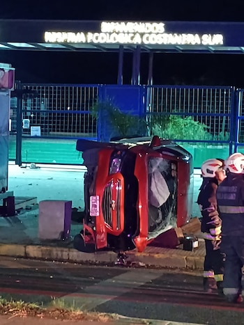 Un joven perdió el control de su auto en Puerto Madero, chocó contra un poste y volcó: hay tres heridos