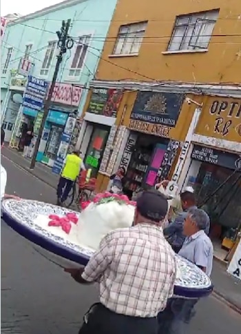 Un misterioso video muestra una estructura monumental con forma de chile en nogada mientras tres hombres la trasladan por una calle, causando sorpresa entre los internautas.