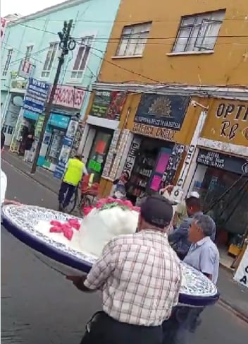 Un misterioso video muestra una estructura monumental con forma de chile en nogada mientras tres hombres la trasladan por una calle, causando sorpresa entre los internautas.