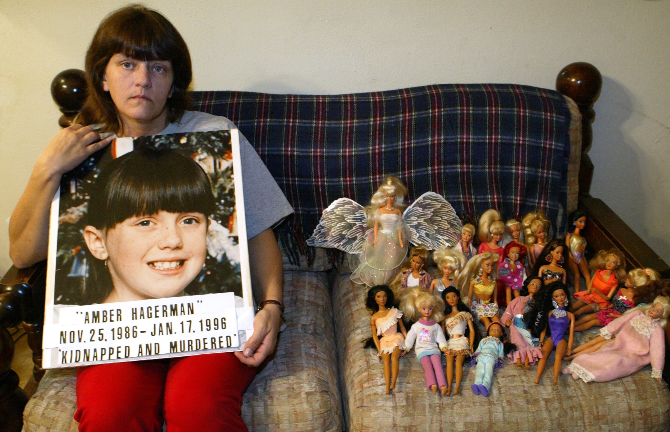 Donna Norris, madre de Amber Hagerman, con las muñecas de su hija y el cartel que denuncia su secuestro y asesinato (Mei-Chun Ja, The Dallas Morning News)