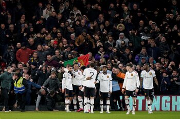 El portugués Bruno Fernandes (centro-izquierda) festeja tras anotar el tercer gol del Manchester United ante el Nottingham Forest en la ida de las semifinales de la Copa de la Liga inglesa, el miércoles 25 de enero de 2023 (Tim Goode/PA via AP)