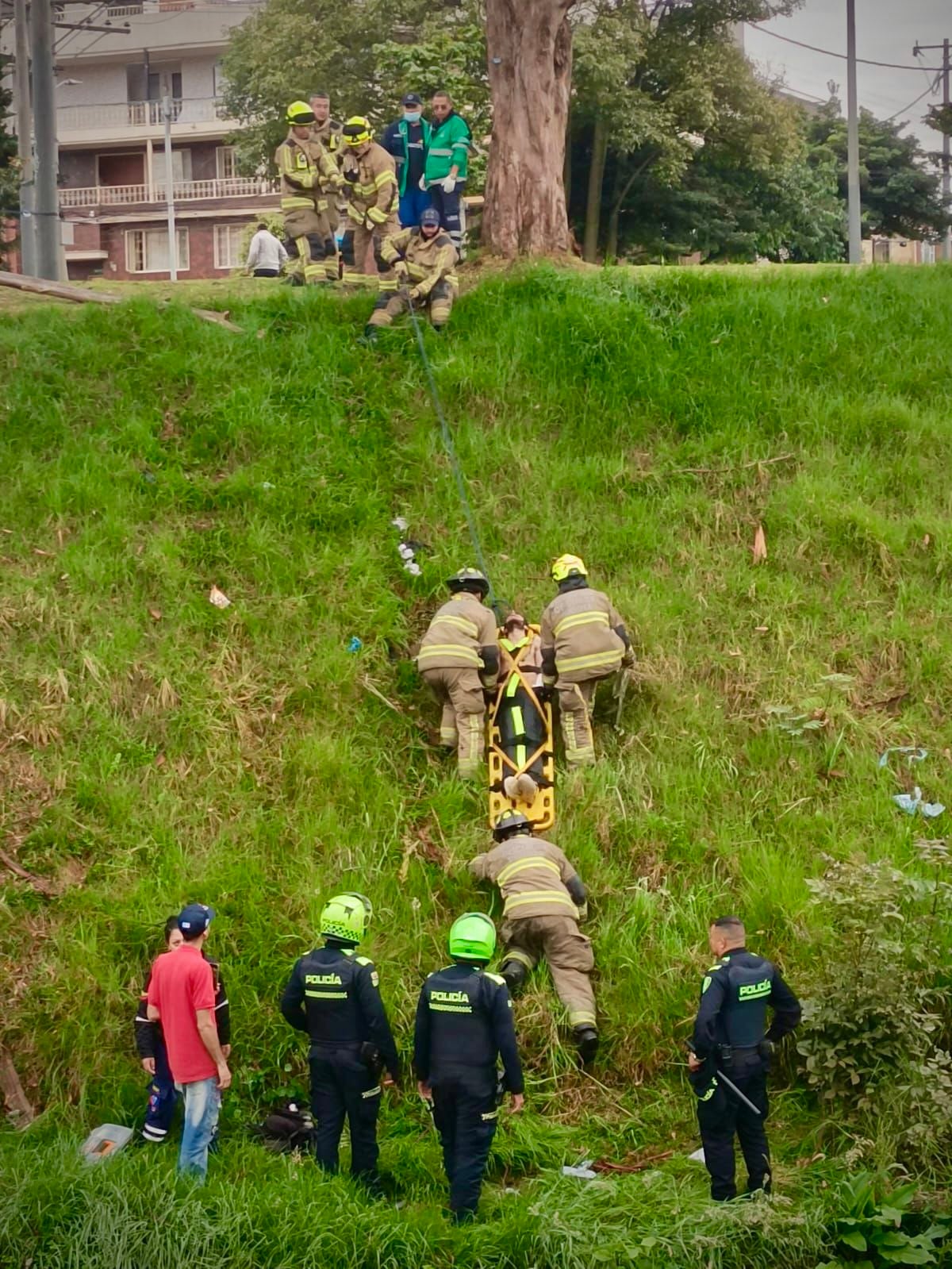 Las cuadrillas atendieron atención prehospitalaria a una persona que cayó a un canal de aguas residuales, en la calle 11 sur con carrera 10 - crédito Bomberos Bogotá