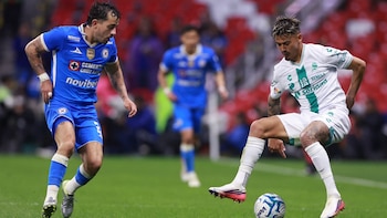 Alan Mozo olvida que se formó en Pumas y canta con afición de Cruz Azul