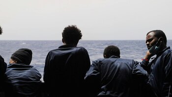 Migrantes torturados en Libia reciben