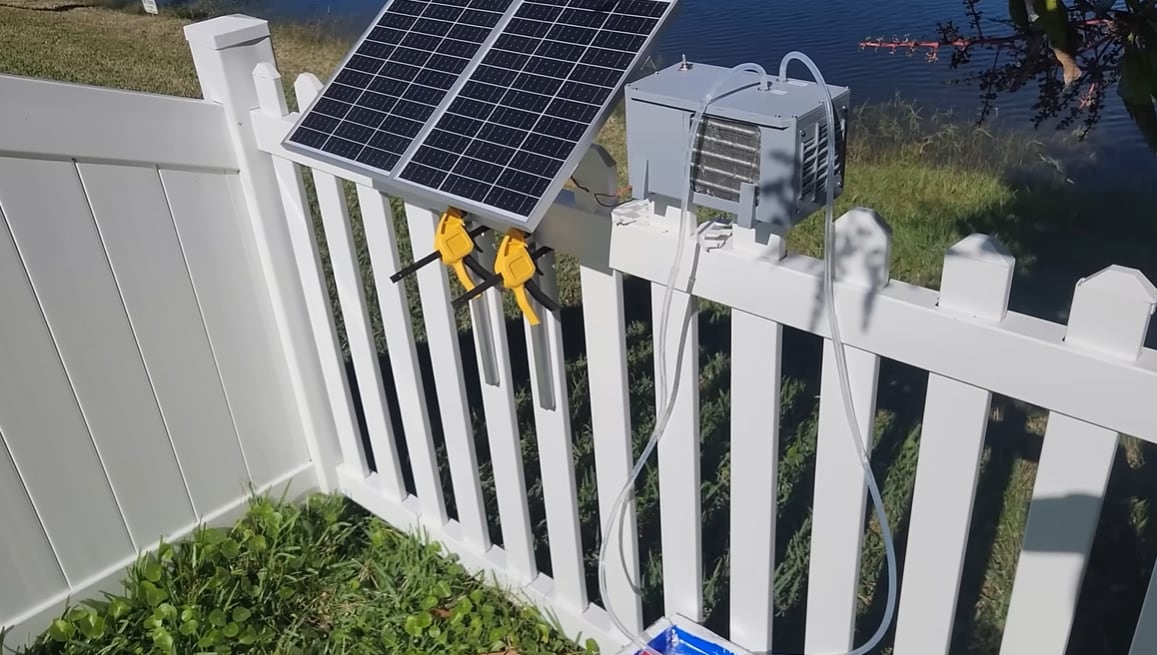 La energía captada por los paneles solares alimenta el proceso de congelación, permitiendo la acumulación de frío para su uso posterior (captura de imagen de Hyperspace Pirate)