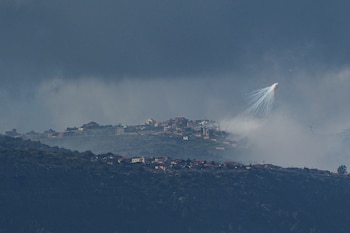 El ejército israelí utiliza fósforo blanco para crear una cortina de humo en Líbano, visto desde la frontera de Israel con Líbano, en el norte de Israel (REUTERS/Ayal Margolin)
