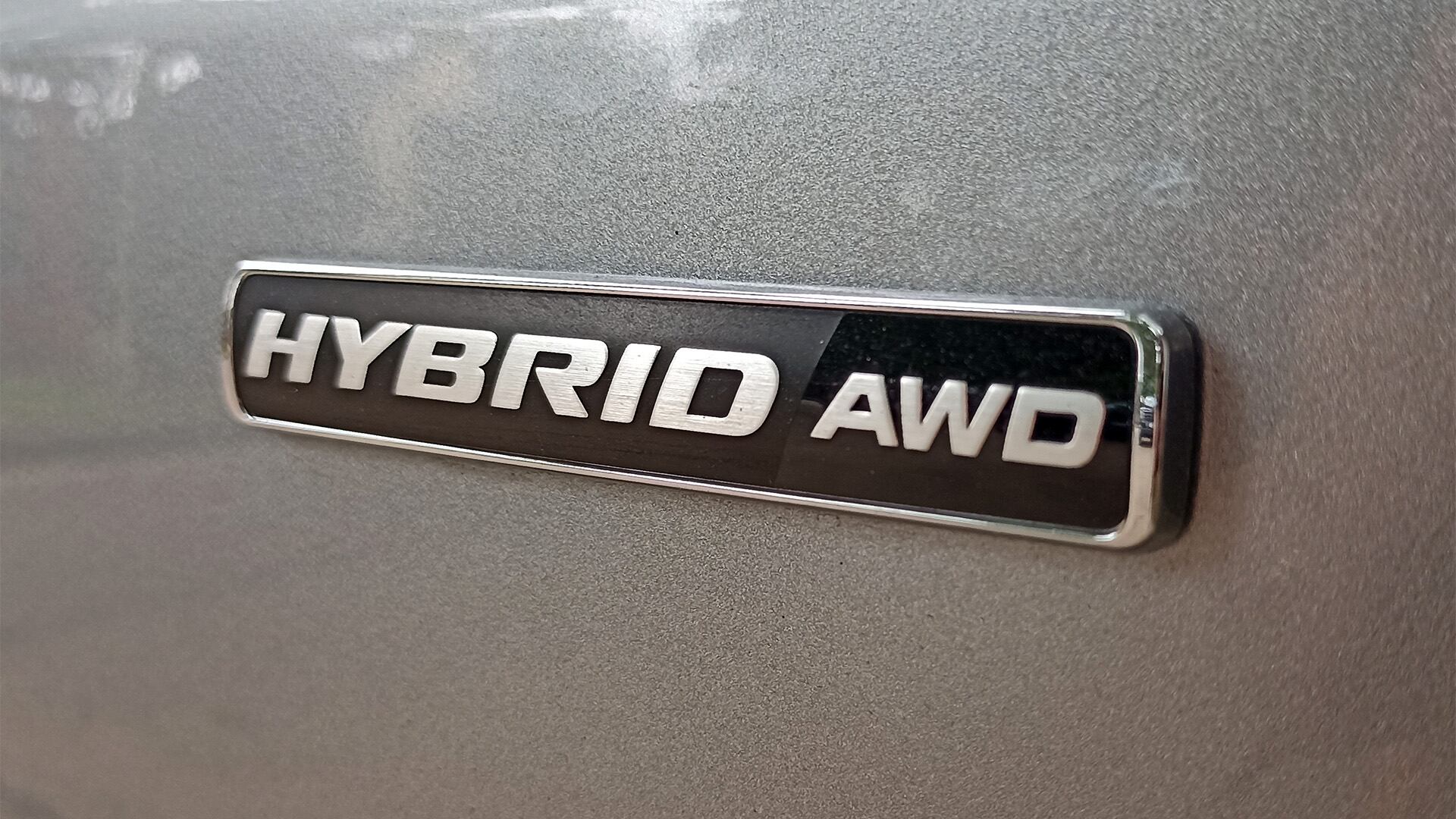 Los autos híbridos son menos costosos que los eléctricos por el tamaño de su batería. Pero tienen otra ventaja adicional