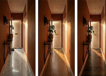 En pasillos estrechos o habitaciones