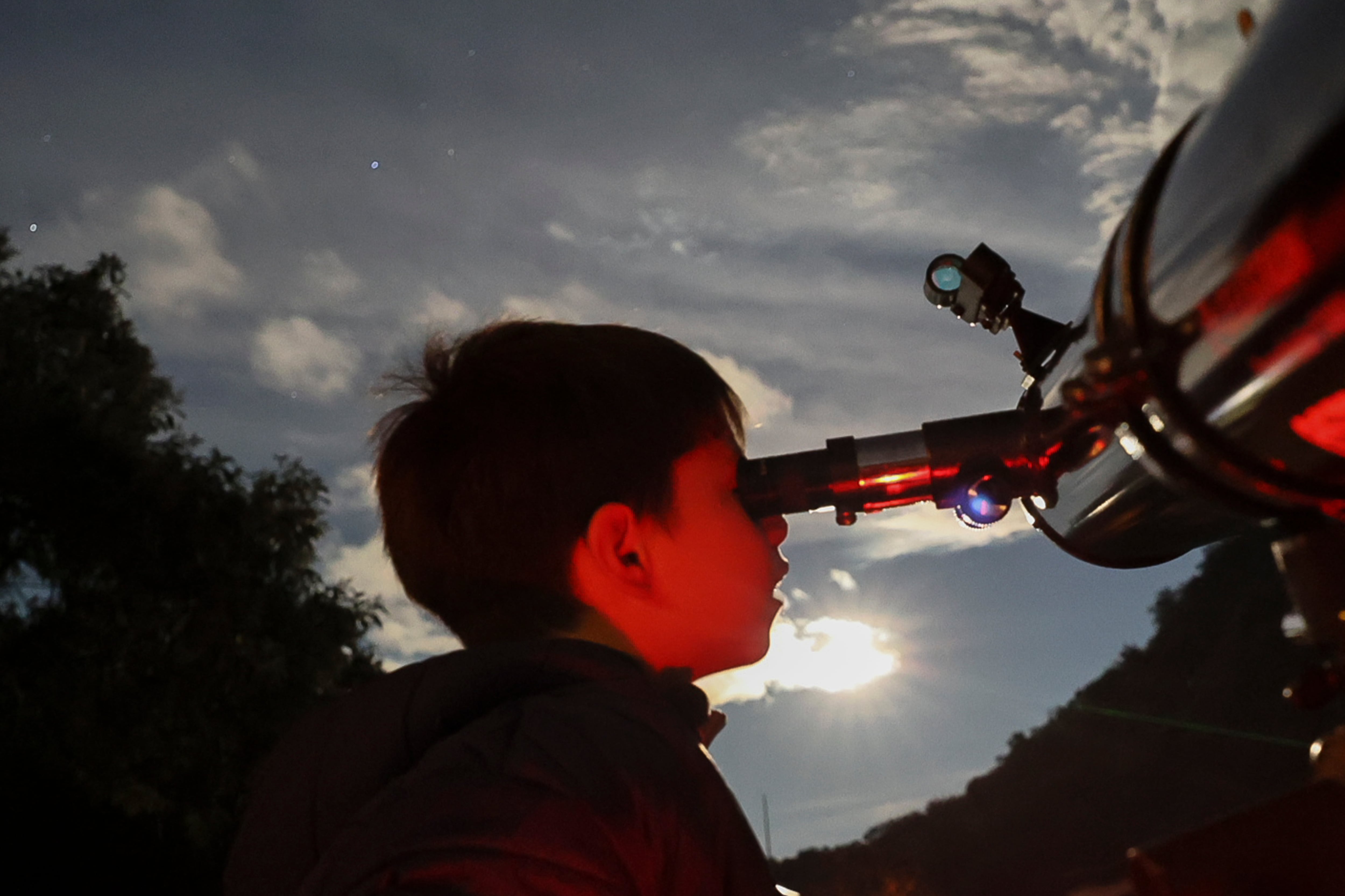 Un niño mira a través del telescopio. (AP Foto/Ginnette Riquelme)