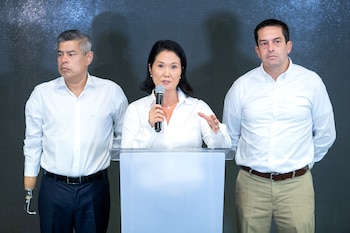 La candidata presidencial peruana Keiko Fujimori (c) habla en una rueda de prensa este domingo, junto a Luis Galarreta (i) y Miki Torres (d), en un hotel en Lima (Perú). EFE/ Renato Pajuelo