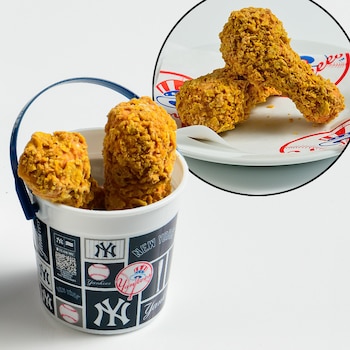 Los New York Yankees lanzarán este viernes en el Yankee Stadium una propuesta llamativa: un helado con forma de muslo de pollo que estará disponible en la jornada inaugural ante los Miami Marlins. Foto: X - MLB