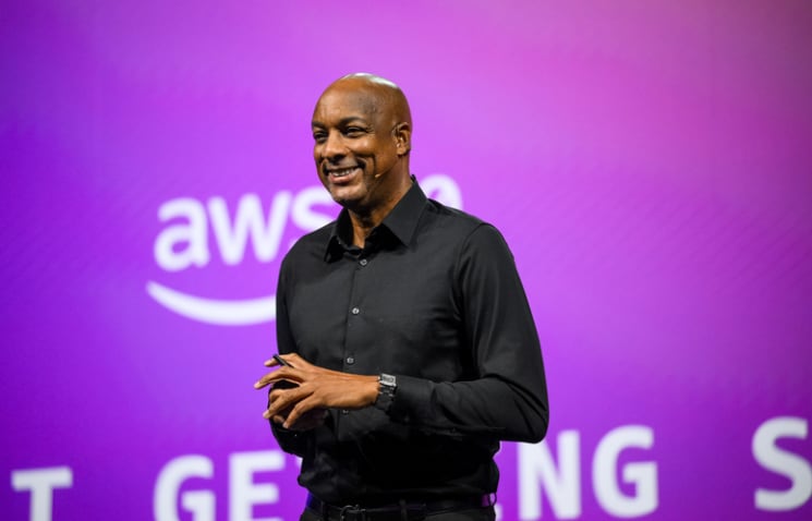 Dave Levy, vicepresidente global de sector público de AWS, afirmó que quieren mover tareas sensibles de defensa e inteligencia a su infraestructura remota con menos costos de hardware, más flexibilidad operativa y acceso a herramientas modernas donde antes mandaban sistemas propios.