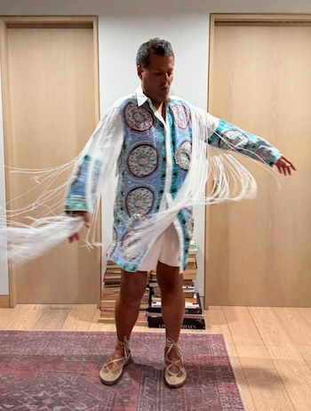 Con más de dos décadas en la industria de la moda y clientes como Thalía y Paulina Rubio, Aldo Rendón ha convertido cada aparición en La Casa de los Famosos México 2026 en una exhibición de diseñadores de lujo. (ig/aldorendon)
