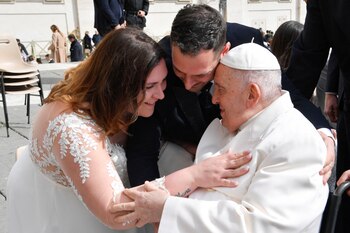 El papa abraza una pareja