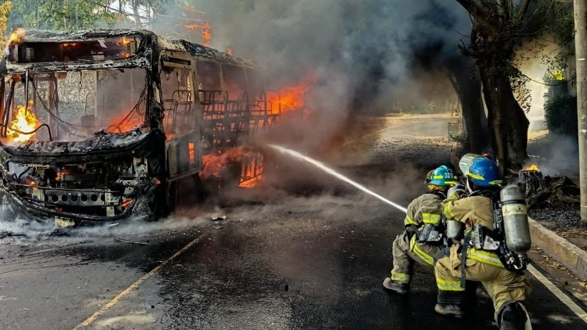 Bomberos informó que la unidad no llevaba pasajeros cuando se produjo el fuego sobre la calle El Mirador (Foto cortesía Bomberos)