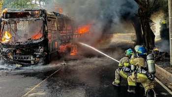 Dos incendios de autobús el mismo sábado en El Salvador dejan a un motociclista fallecido